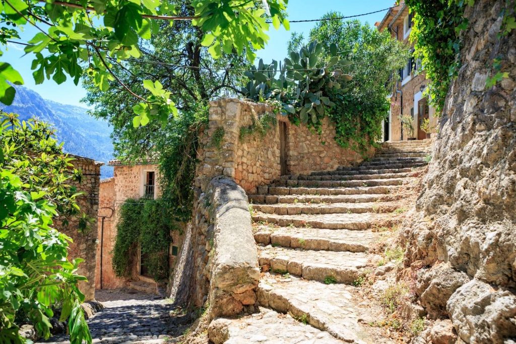 small road in Fornalutx in Mallorca