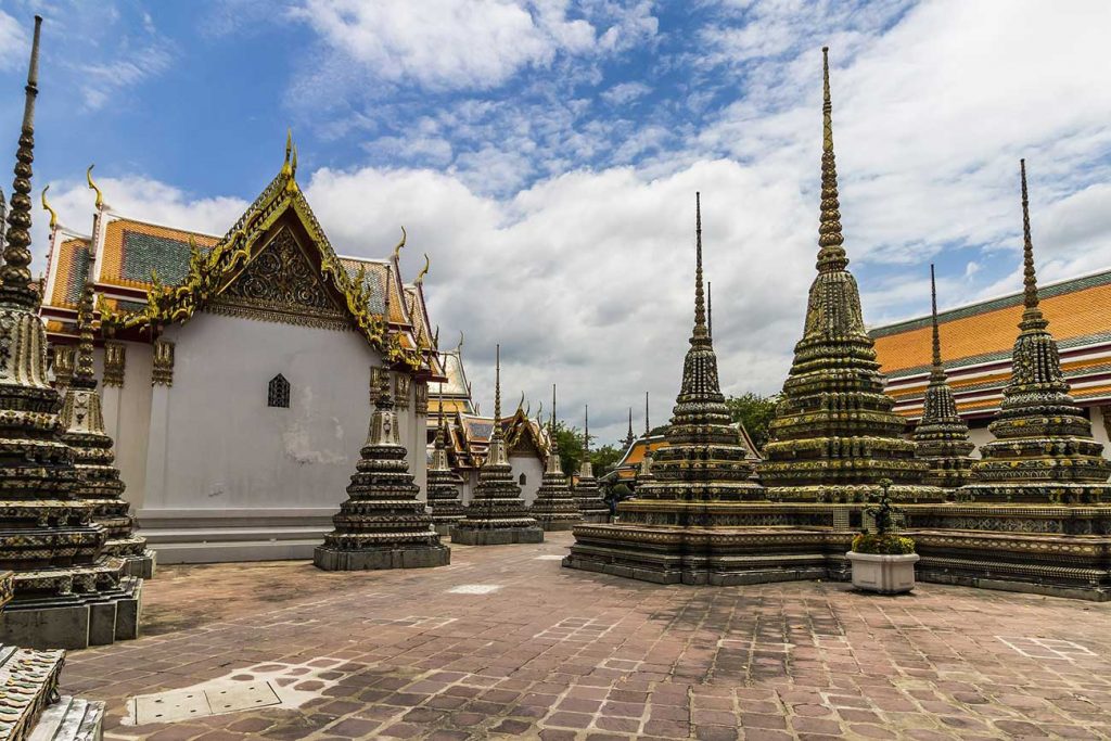 landscape of the wat pho grounds