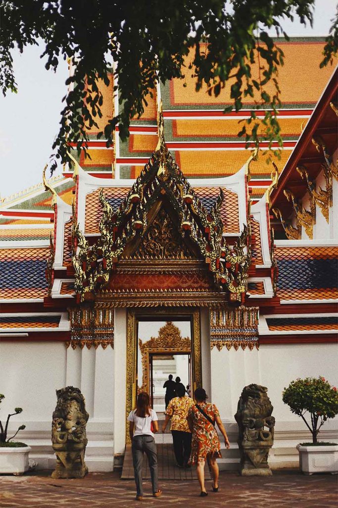 People entering the Wat Pho temple